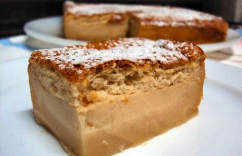 How to make Portuguese caramel magic cake. Portuguese Deserts, Portuguese Pastries, Magic Cake Recipe, Magic Cakes, Portuguese Recipe, Portuguese Foods, Apple Delight, Magic Cake Recipes, Bunco Ideas