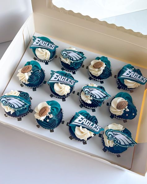 🏈Celebrating in style with these amazing Eagles-themed birthday cupcakes! Perfect for the ultimate fan’s special day. #football#eagles#cupcakes#lasvegascupcakes Eagles Party Decorations, Eagles Cupcakes Football, Eagles Cupcakes, Cupcake Football, Duck Cupcakes, Football Eagles, Football Cupcakes, Eagles Football, Themed Cupcakes