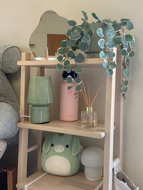 wooden nightstand with faux plants and a wavy mirror Dorm Entryway Ideas, Unc Dorm, Dorm Shelf, Dorm Nightstand, Nightstand Aesthetic, Dorm Room Desk, College Dorm Organization, Dream Dorm Room, Classy Rooms