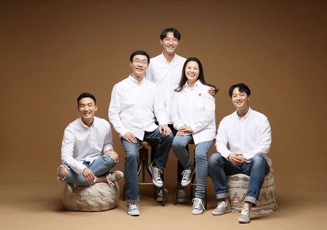 5 Family Photoshoot, Family Photo 5 People, Family Photoshoot Background, Family Photo Studio Outfits, Family Of 5 Photoshoot Posing Ideas, Family Photoshoot Ideas Studio, Family Studio Shoot, Family Of 6 Photoshoot, Family Of 5 Poses