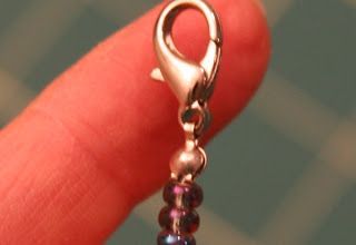 Tutorials: Beaded Zipper Pull Tutorial                                                                                                                                                                                 More Diy Zipper Pulls How To Make, How To Make Zipper Pulls, Zipper Pulls Diy, Ribbon Zipper Pull Diy, How To Attach A Zipper Pull, Backpack Charms Diy Zipper Pulls, Replace Zipper Pull, Purse Charms Diy, Jewerly Beads