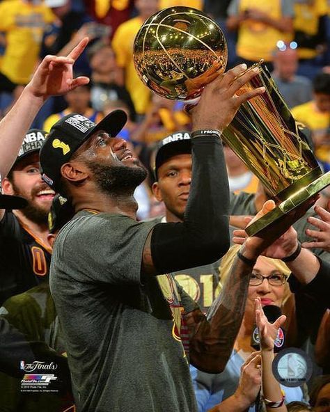 Nba Championship Trophy, 2016 Nba Finals, Basketball Trophies, Lebron James Cleveland Cavaliers, Nba Lebron James, Lebron James Cleveland, Cavaliers Nba, Nba Championship, Photo Action