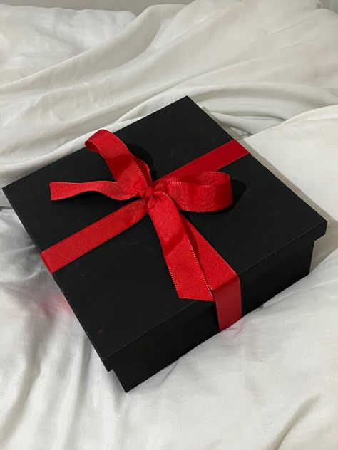 Birthday Packages For Boyfriend, Box Gift Ideas Boyfriend, Bow Present, Homemade Gifts For Friends, Cute Anniversary Gifts, Packaging Idea, Couple Presents, Birthday Packages, Gift Wrapping Inspiration