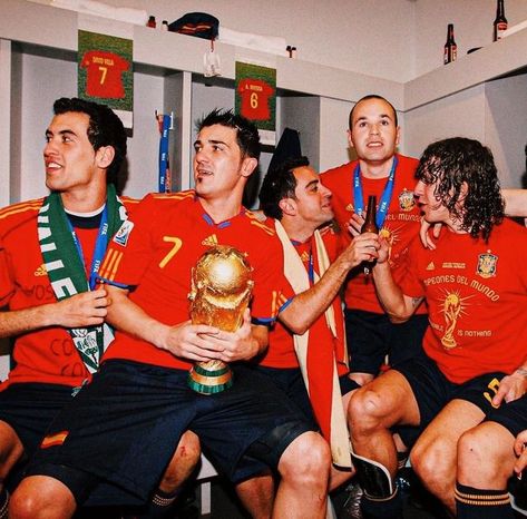 Spain Team, Barcelona Photos, Football Heritage, Old Football, Spain Soccer, Spain Football, David Villa, World Cup Teams, Xavi Hernandez