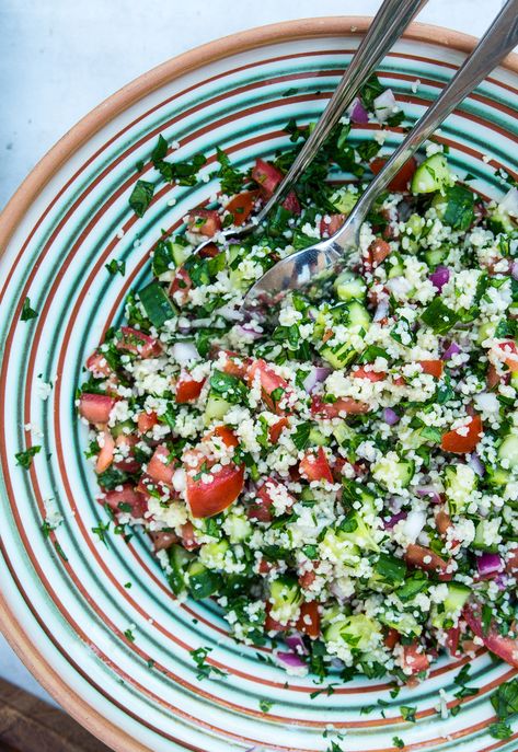 Tabouleh - lækker salat med couscous Food Catalog, Couscous Salat, Healthy Chicken Dinner, Fusion Food, Vegetable Sides, Healthy Chicken, Delicious Salads, Couscous, Veggie Recipes