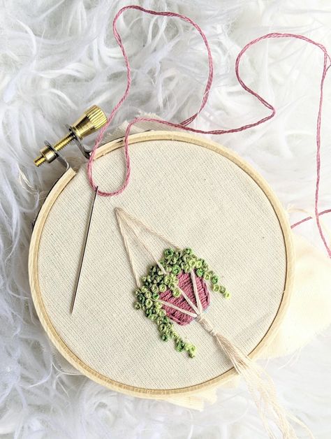 Simple Hand Embroidery Patterns, Birds Embroidery Designs, Diy Embroidery Designs, Hand Embroidery Patterns Flowers, Framed Embroidery, Pola Sulam, Hand Embroidery Projects, Macrame Patterns Tutorials, Embroidery On Clothes