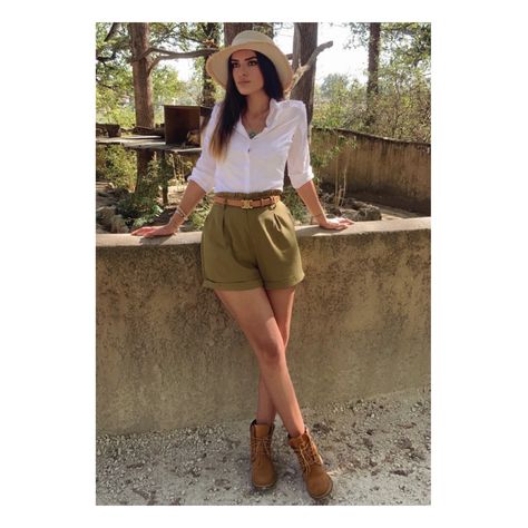 Outfit safari outfit aventurier Woman Safari Outfit, Safari Themed Outfit Women, Outfits For Safari Trip, Jungle Safari Outfit Women, Safari Look Outfits, Safari Party Outfit, Cute Safari Outfits, Safari Aesthetic Outfit, Safari Inspired Outfit