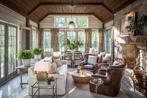 21 Beautiful and Inspiring Farmhouse Sunroom Decorating Ideas #farmhouse #sunroom #porch #windows #furniture #nature Sunroom Interior, Sunroom Decorating Ideas, Farmhouse Sunroom, Porch Farmhouse, Dining Room Decor Ideas, Four Seasons Room, Sunroom Addition, Sun Rooms, Sunroom Decorating