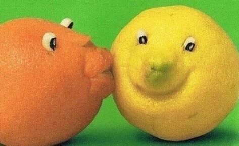 Its a orange kissing a lemon Veggie Art, Silly Images, Rubber Duck, Art Inspo, Funny Pictures, Hello Kitty, Fruit, On Twitter, Orange