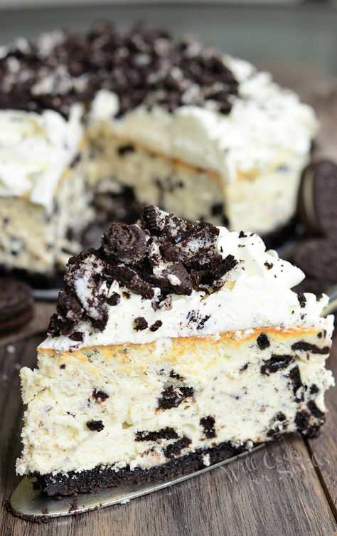 The Ultimate Oreo Cheesecake. Luscious Oreo cheesecake that is guaranteed to blow you away, made with Oreo crust and topped with a delicate Mascarpone frosting. Groot Koeke, Cheesecake Art, Perfect Cheesecake Recipe, Oreo Desserts, Cookie Cheesecake, Oreo Cheesecake Recipes, No Bake Oreo Cheesecake, Mascarpone Frosting, Oreo Recipes