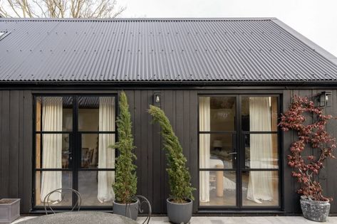 A Victorian Home with a Modern Black Extension 27 Victorian Extension, Yellow Front Doors, Crittal Windows, Modern Extension, Shaker Style Kitchens, House Extension, Victorian Cottage, Built In Seating, Rural Retreats