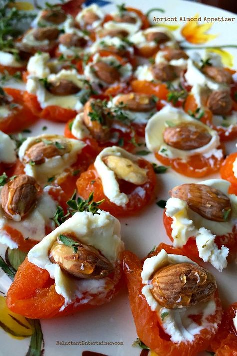 Hosting a spring get-together? These Apricot Almond Appetizers are simple and tasty! Mini Tarts, Ricotta Recipes, Light Appetizers, Fingerfood Party, Best Vegan Recipes, Great Appetizers, Morning Tea, Party Food Appetizers, Tomato Recipes