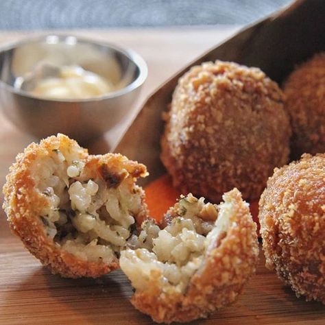 Mushroom Arancini, Deep Fried Mushrooms, Fried Balls, Risotto Balls, Arancini Recipe, Cauliflower Fritters, Mushroom Rice, Fried Mushrooms, Wild Mushroom