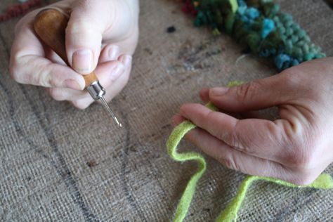 Rug Hooking Tutorial, Hooking Rugs, Homemade Rugs, Hook Rugs, Rug Hooking Designs, Latch Hook Rugs, Primitive Rugs, Rug Hooking Patterns, Hand Hooked Rugs