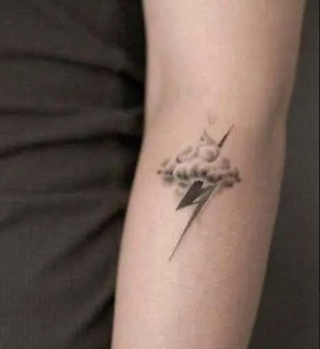 27 Concepts of Lightning Bolt Tattoos - Tattoo Twist Thunder Small Tattoo, Rain Cloud Lightning Tattoo, Light Bolt Tattoo, Clouds With Lightning Tattoo, Thunderstruck Tattoo, Cloud And Thunder Tattoo, Lightening Tattoo Bolt, Lightning Bolt Tattoo Men, Lighting Tattoo Storm