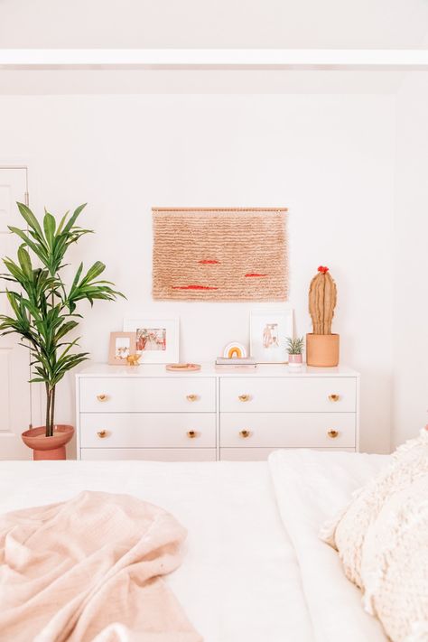 Boho Preppy Bedroom, Chic Bedroom Design, Minimalist Dekor, Preppy Bedroom, Hiasan Bilik Tidur, Bedroom Reveal, Preppy Boho, Boho Chic Bedroom, Dekorasi Kamar Tidur