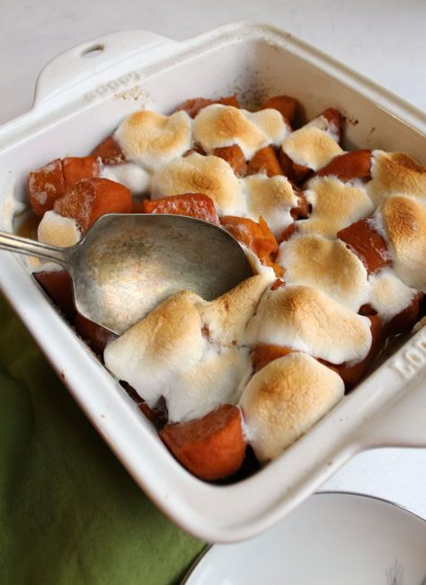 Thanksgiving Sweet Potatoes, Thanksgiving Sweet Potato Recipes, Thanksgiving Sweet Potato Casserole, English Dinner, Classroom Thanksgiving, Easy Sweet Potato Recipes, Marshmallow Topping, Sweet Potatoes With Marshmallows, Sweet Potato Thanksgiving