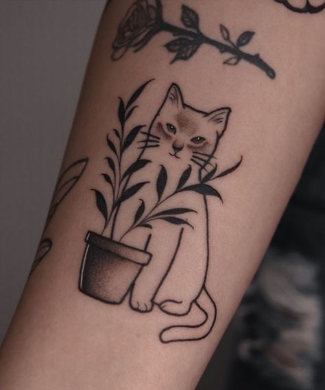 Cat Plant Tattoo, Spine Tattoo Simple, Small Tattoo Ideas Back, Finger Tattoo Minimalist, Cat Tattoos Ideas, Tattoo Ideas Back, Best Friends Tattoo, Simple Cat Tattoo, Minimalist Cat Tattoo