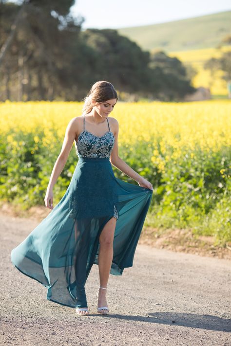 Poses For Matric Farewell, Formal Dress Photoshoot Ideas, Matric Ball Photoshoot Ideas, Matric Dance Photo Ideas, Matric Farewell Photo Ideas, Matric Dance Photos, Matric Photoshoot Ideas, Matric Dance Poses, Grad Dress Photoshoot Ideas