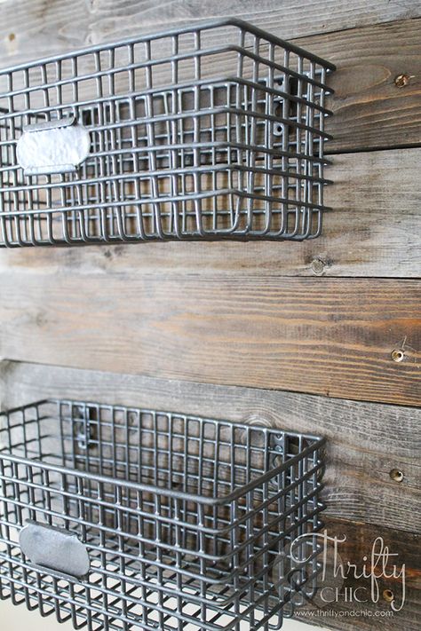 DIY Farmhouse Style Hanging Wire Baskets On Reclaimed Wood. Great way to infuse… Diy Decorating Ideas, Hanging Wire Basket, Remodel Farmhouse, Diy Farmhouse Style, Budget Decor, Diy Dollar Tree Decor, Metal Tree Wall Art, Wire Basket, Diy Decorating