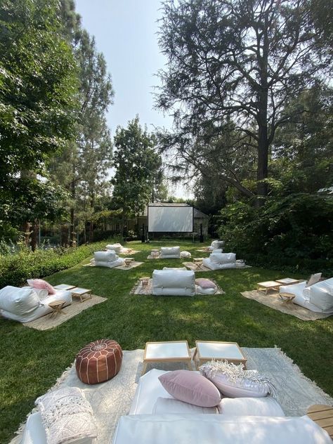 Movie Night Seating, Outdoor Movie Night Party, Backyard Movie Night Party, Diy Backyard Movie Night, Outdoor Movie Party, Outside Movie, Backyard Movie Theaters, Backyard Movie Party, Movie Night At Home