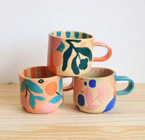 Handmade Ceramic Mugs, Diy Keramik, Ceramics Mugs, Hand Painted Mug, Ceramic Cafe, Painted Mug, Diy Pottery Painting, Painted Coffee Mugs, Pottery Candle