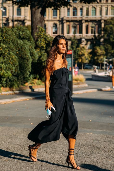 Milan Fashion Week Street Style Day 1 Italian Street Style Women, Chiara Totire, Italian Fashion Street, Milan Fashion Week Street Style, Jumpsuit Dressy, Cocktail Attire, Street Style Summer, Summer Fashion Trends, All Black Outfit