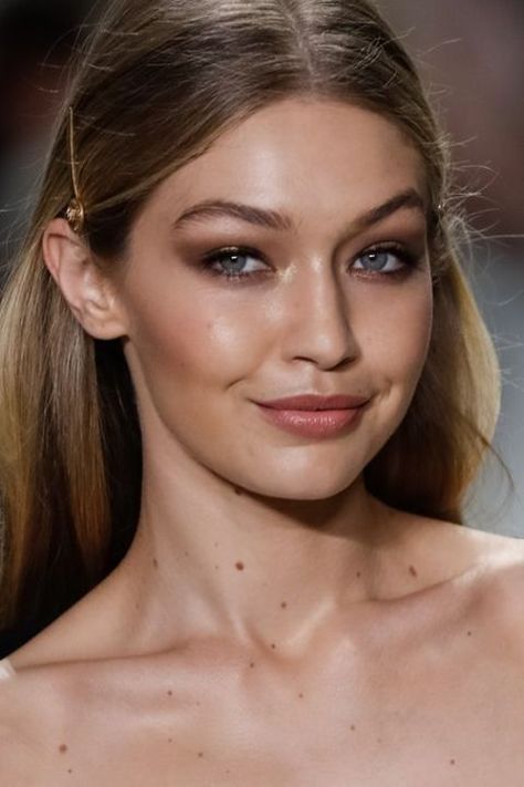 Gigi Hadid Moles, Gigi Hadid Natural Hair, Gigi Hadid Brown Hair, Low Contrast Face, Modeling Manifestation, Gigi Hadid Smile, Gigi Hadid Nose, Gigi Hadid Face, Gigi Hadid Makeup