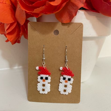 Perler Beads Hocus Pocus, Perler Beads Earrings Christmas, Peler Bead Christmas, Pearler Bead Ideas Preppy, Snowman Perler Bead Patterns, Pearled Bead Earrings, Perler Bead Christmas Earrings, Winter Perler Beads, Christmas Perler Bead Earrings