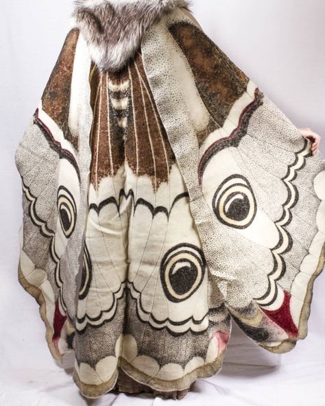 “Tada! Dye-painted wool felt cape, part of my emperor moth comission.” By aurorajay on Tumblr. Emperor Moth, 가을 패션, Fantasy Clothing, Fantasy Fashion, Character Outfits, Larp, Cloak, Costume Design, Character Design Inspiration