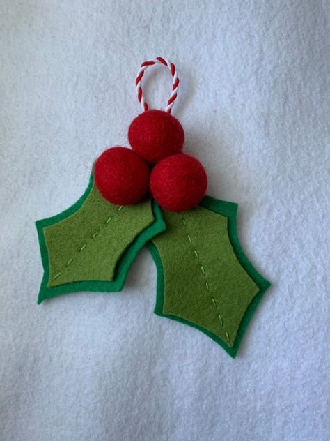 Countrypainting&labrador B6D Felt Holly, Diy Christmas Deco, Diy Felt Christmas Ornaments, Christmas Fabric Crafts, Christmas Tree Pictures, Tree Pictures, Wool Felt Balls, Felt Ornaments Patterns, Christmas Decorations Cheap