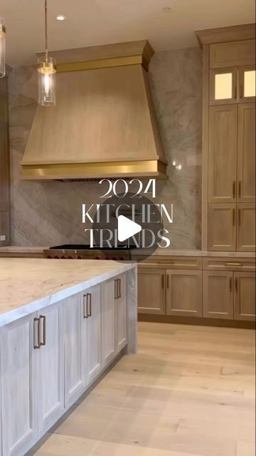 Two Tone Wood Kitchen Cabinets, Quartz With Gold Veining, Warm Quartz Kitchen Countertops, Mixed Metals Kitchen, Earth Tone Kitchen, 2 Tone Kitchen Cabinets, Kitchens 2023, Earth Tones Kitchen, Bright White Kitchen