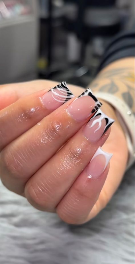 Nails Idea Black Women, Short Nail Styles Simple, Black And White Nail Inspo Short, Black Design Nails Short, Short Grey Nails Ideas, Creative French Tip Nails Short, Nail Inspo Black Girls Short, Short Birthday Acrylic Nails, Cute Short Nail Design Ideas