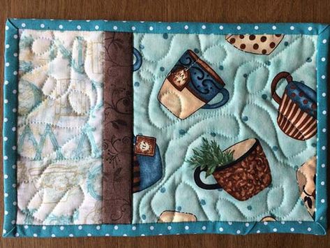 Free Mug Rug Patterns, Free Mug Rug, House Mug, Mug Rug Tutorial, Quilted Placemats, Mug Rug Patterns, Rug Patterns, Fabric Coasters, Small Sewing Projects