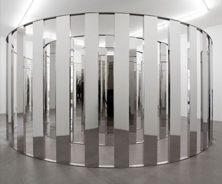 Jeppe Hein: Spiral labyrinth Spiral Labyrinth, Jeppe Hein, Glass Art Installation, Labyrinth Art, Stained Glass Windows Church, Mirror Installation, Painted Glass Art, Mirror Plates, Curved Lines