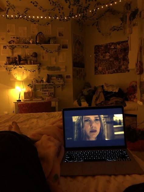 Cinema Bedroom, Down Town Room Aesthetic, Messy Cozy Bedroom, Downtown Girl Aesthetic Room, Downtown Girl Bedroom, Downtown Girl Room, Down Town Girl Aesthetic Room, Cozy Bedroom Aesthetic Rainy Day, Messy Room With Books