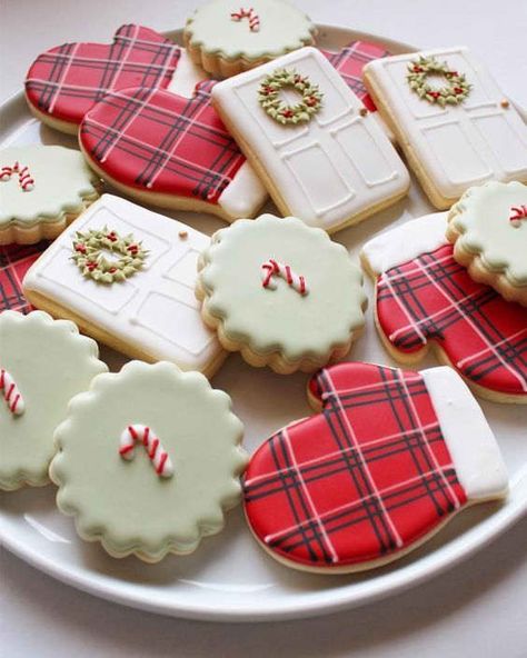 Christmas Sugar Cookies Decorated, Cute Christmas Cookies, Winter Cookie, Sugar Cookie Designs, Candy Cane Christmas, Xmas Cookies, Fancy Cookies, Christmas Plaid, Christmas Cookies Decorated