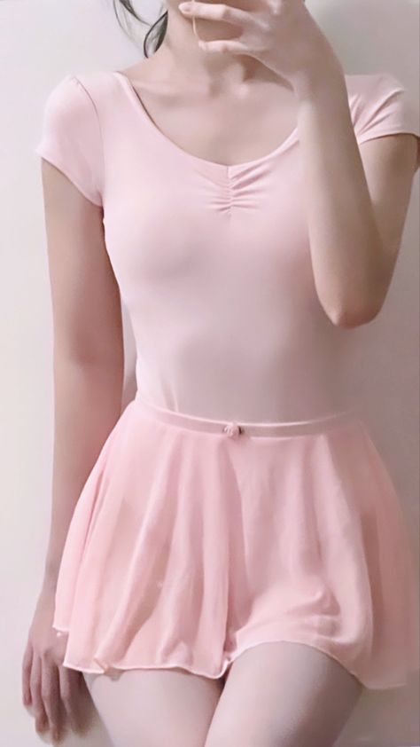 Ballet Wear Aesthetic, Balletcore Workout Outfits, Ballet Outfit Inspiration, Ballet Outfit Aesthetic, Ballet Outfit Practice, Ballet Inspired Outfit, Ballet Outfit Ideas, Ballet Clothes Outfits, Pink Ballet Outfit