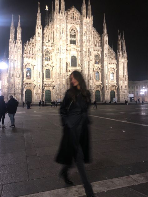 Milan Italy Aesthetic Fashion, Photos In Milan, Milan Winter Aesthetic, Italy In Winter Aesthetic, Milan Pose Ideas, Rome Aesthetic Outfit Winter, Milan Pics Ideas, Milan Astethic, Foto Milano Aesthetic