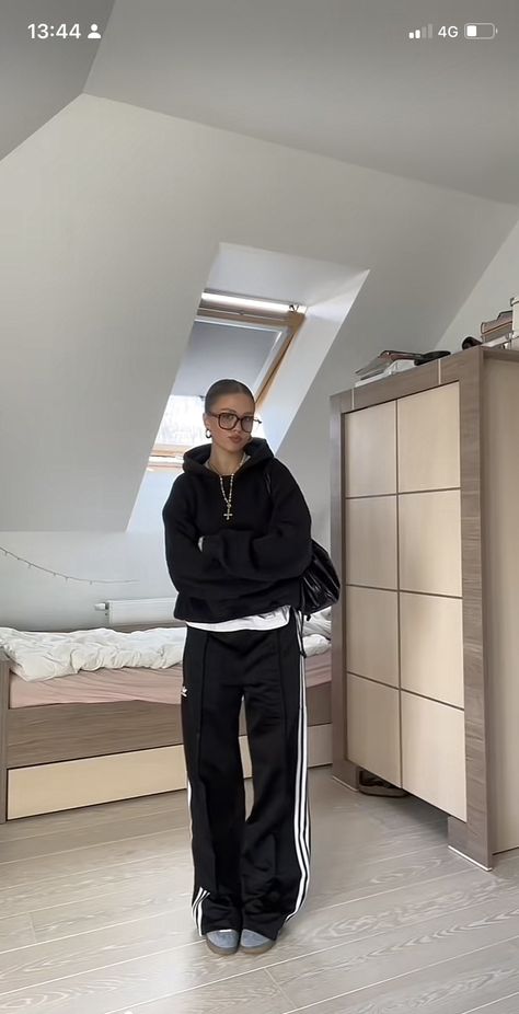 Simple Leggings Outfit Casual, Black And Grey Streetwear Outfit, Adidas Black Track Pants Outfit, Black Windbreaker Pants Outfit, Adidas Parachute Pants Outfit, Athlete Off Duty Aesthetic, Black Sweatpants And Hoodie Outfit, Uk Garage Fashion, Put Together Sweatpants Outfit