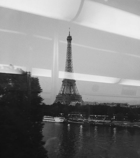 Paris Aesthetic Vintage, Paris Icons, Paris Background, Black And White Paris, Paris Dark, Paris Black And White, Minimal Travel, Summer Music Festivals, Paris Aesthetic