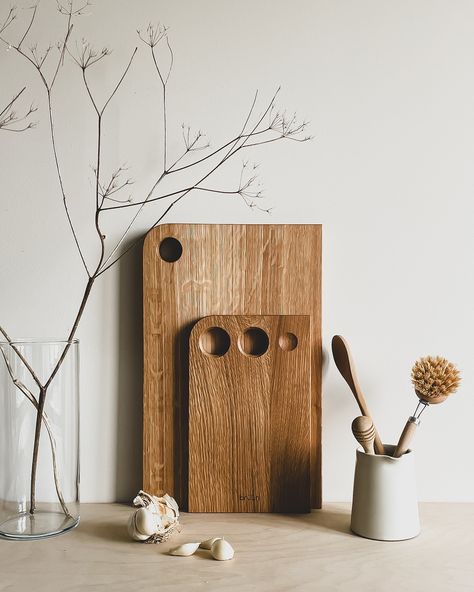 There’s something special about a handmade Oak chopping board—each one is unique, sturdy, and crafted with care. It’s more than just a kitchen tool; it’s a piece of art that brings natural beauty to every meal and gathering. Durable, timeless, and perfect for serving or prepping, Oak boards are made to last and only get better with time. #HandmadeBeauty #OakCraft #KitchenEssentials #ScandinavianDesign #NordicHome #MinimalistKitchen #ScandiStyle #HyggeHome #NordicLiving #ScandinavianHome #Cle... Oak Chopping Board, Nordic Living, Hygge Home, Handmade Beauty Products, Nordic Home, Kitchen Tool, Scandi Style, Minimalist Kitchen, Scandinavian Home