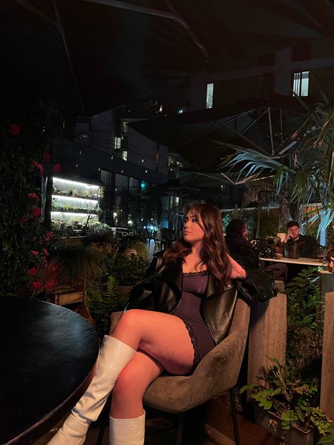 @_darcygreaves on insta Sitting Poses At Cafe, In The House Photoshoot Ideas, Pic Inspiration Instagram, Insta Model Aesthetic Poses, Pose Inspiration Instagram, Fit Poses Instagram, Midsize Poses Instagram, Sitting Insta Poses, Poses Sitting Down