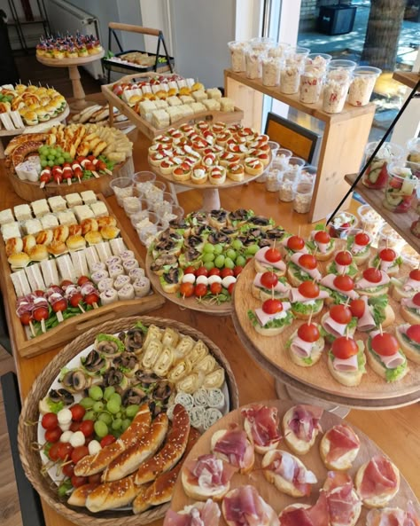 Table Food Party, Healthy Catering Ideas Meals, Charcuterie Dinner Ideas, Posh Buffet Food Ideas, Sandwich Decoration Ideas, Snacks Table Ideas Party, Snack Buffet Ideas, Birthday Appetizer Ideas, Small Party Food Ideas