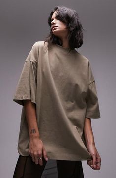 Oversized Silhouettes Elbow Length Tee Shirts, Women Tshirt Outfit, Drop Shoulder Tshirt, Baggy Tshirt, Artist Lifestyle, Oversize Tshirt Outfits, Oversize Tshirt, Baggy T-shirt, Oversized Fashion