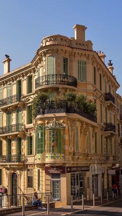 Beautiful Architecture Building, Fancy Building, Elegant Building, French Architecture Exterior, 1900s Architecture, French Style Building, Paris Building, Traditional French Architecture, Pretty Buildings Architecture