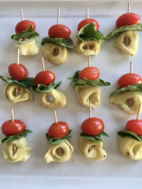 Appetizers Italian Appetizer Ideas, Easy Italian Party Food, Tortellini Kabobs Antipasto Skewers, Toothpick Appetizers Easy Finger Foods, Tortellini Skewer, Marinated Tortellini, Tortellini Skewers Appetizers, Tortellini Kabobs, Pasta Skewers