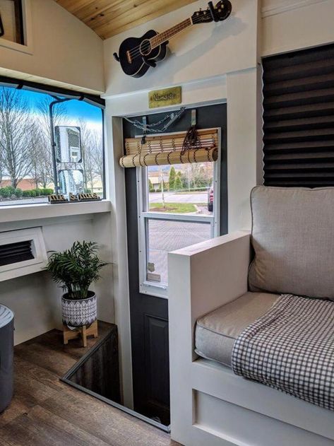 Couple turned an old school bus into a cozy home on wheels - Living in a shoebox #HomeDecorVintage Skoolie Living, Bus Renovation, Bus Sekolah, Bus Remodel, School Bus Tiny House, School Bus Camper, School Bus House, Converted School Bus, Bus Ideas