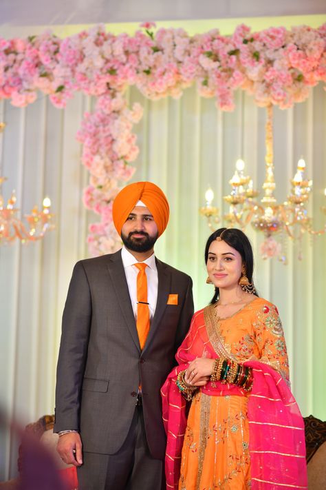 Bangle Ceremony Outfit, Bangle Ceremony Outfit For Bride, Bangle Ceremony, Ceremony Outfit, Punjabi Wedding Couple, Indian Dress Up, Bridal Mehndi Dresses, Sikh Bride, Punjabi Couple