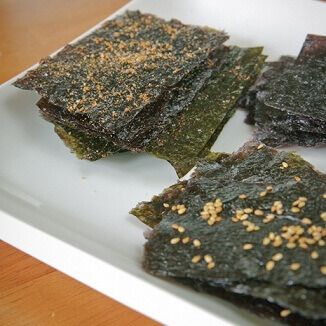 Making your own nori chips is easy and much cheaper than buying the prepackaged versions. Season and enjoy whenever you want a crunchy snack. Nori Chips, Seaweed Chips, Nori Sheets, Nori Seaweed, Seaweed Snacks, Crunchy Snack, Chips Recipe, Food Articles, Sem Lactose